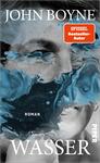 Das Buchcover zeigt eine expressive Komposition mit strömenden Wasserfarben in Blau- und Grautönen, die den Titel „WASSER“ in großen, weißen Buchstaben umspielt. Im Hintergrund sind unscharfe Silhouetten von Gesichtern zu erkennen, die eine mysteriöse Atmosphäre erzeugen. Oberhalb des Titels steht der Autor „JOHN BOYNE“ in eleganter Schrift, während rechts oben ein orangefarbener Aufkleber mit dem Text „SPIEGEL Bestseller-Autor“ platziert ist. Unten findet sich das Logotype des Verlags „PIPER“.