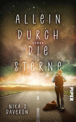 Das Buchcover zeigt einen Mann mit einem Rucksack, der an einer Straße steht, während ein Hund neben ihm sitzt. Der Hintergrund ist mit einer farbenfrohen, sternenklaren Nacht gestaltet, die eine träumerische Atmosphäre erzeugt. Der Titel „Allein durch die Sterne“ steht in großen, verspielten Buchstaben und ist zentral platziert, während der Zusatz „Roman“ darüber in kleinerer Schrift erscheint. Unten ist der Name der Autorin „Nika S. Daveron“ in klarer Schrift. Das Cover vermittelt ein Gefühl von Abenteuer und Sehnsucht.