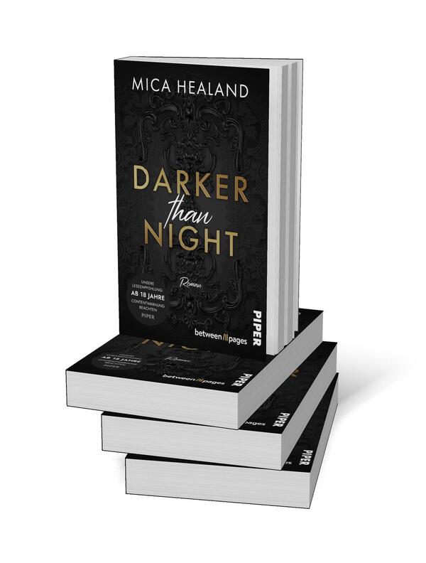 Bücherstapel des Buches „Darker than Night“