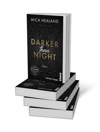 Bücherstapel des Buches „Darker than Night“