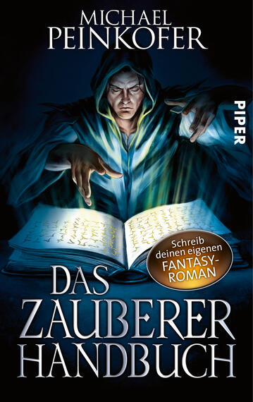 Das Buchcover zeigt einen magischen Zauberer in einem dunklen Umhang, der über ein geöffnetes, leuchtendes Buch blickt. Die Atmosphäre ist geheimnisvoll und fantasievoll, unterstützt durch die dunklen Blautöne des Hintergrunds. Der Titel „DAS ZAUBERER HANDBUCH“ ist in großen, goldenen Buchstaben platziert, während der Autor „MICHAEL PEINKOFER“ oben in weißer Schrift hervorgehoben wird. Ein runder Button in der unteren linken Ecke trägt den Text „Schreib deinen eigenen FANTASY-ROMAN“.