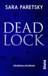 Das Buchcover zeigt einen tiefblauen Hintergrund, auf dem sich die weiße Schrift des Titels „DEAD LOCK“ prominent abhebt. Der Schriftzug ist in einer modernen, klaren Typografie gestaltet. Oberhalb des Titels befindet sich der Name der Autorin „SARA PARETSKY“ in gleicher Schriftart, jedoch kleiner und subtiler. Unter dem Titel steht in einer schmalen Schrift „KRIMINALROMAN“. Das Cover vermittelt eine geheimnisvolle und spannende Atmosphäre, die den Inhalt des Buches reflektiert.