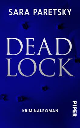 Das Buchcover zeigt einen tiefblauen Hintergrund, auf dem sich die weiße Schrift des Titels „DEAD LOCK“ prominent abhebt. Der Schriftzug ist in einer modernen, klaren Typografie gestaltet. Oberhalb des Titels befindet sich der Name der Autorin „SARA PARETSKY“ in gleicher Schriftart, jedoch kleiner und subtiler. Unter dem Titel steht in einer schmalen Schrift „KRIMINALROMAN“. Das Cover vermittelt eine geheimnisvolle und spannende Atmosphäre, die den Inhalt des Buches reflektiert.