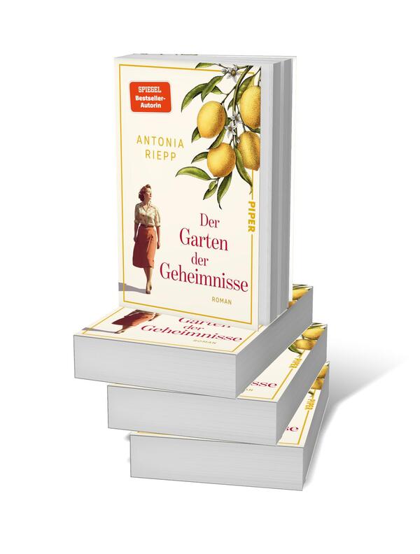 Bücherstapel des Buches „Der Garten der Geheimnisse“