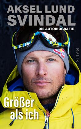 Das Buchcover zeigt ein Portrait von Aksel Lund Svindal in einem hellen, gelben Ski-Outfit. Er trägt eine graue Mütze und eine Skibrille. Der Hintergrund ist dunkel und lässt den Sportler hervorstechen. In großen, auffälligen Buchstaben steht der Titel „Größer als ich“ in Weiß, während „AKSEL LUND SVINDAL“ und „DIE AUTOBIOGRAPHIE“ in grau und ebenfalls prominent platziert sind. Die Atmosphäre ist energisch und konzentriert, unterstreicht die sportliche Identität des Protagonisten.