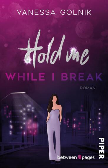 Das Buchcover zeigt eine nächtliche, violett-pinke Stadtsilhouette vor dunklem Himmel. Im oberen Bereich steht der Autorenname Vanessa Golnik in weißen Großbuchstaben. Der Titel „Hold me“ erscheint silbrig-glänzend in Pinseltypografie, darunter „WHILE I BREAK“ in blockigen, pink-violetten Großbuchstaben; klein steht „Roman“. Im Vordergrund eine schlanke Frau in hellviolettem Jumpsuit auf einer Brücke, die Szene wirkt melancholisch und neonbeleuchtet.
