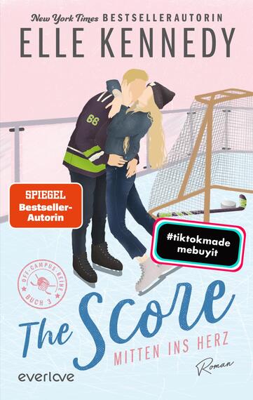 Das Buchcover zeigt ein romantisches Paar, das in einem Eishockeyfeld steht. Die Frau, mit langen blonden Haaren, trägt einen dunkelblauen Pullover und umarmt den Mann, der ein schwarz-grün gestreiftes Trikot mit der Nummer 66 trägt. Die Farbpalette umfasst zarte Pastelltöne, insbesondere rosa und blau. Der Titel „The Score – Mitten ins Herz“ ist in einer verspielten Schriftart gestaltet. Oben ist der Hinweis „SPIEGEL Bestseller-Autorin“ zu sehen. Ein rotes Kästchen mit „#tiktokmade mebuyit“ fügt einen modernen Akzent hinzu.