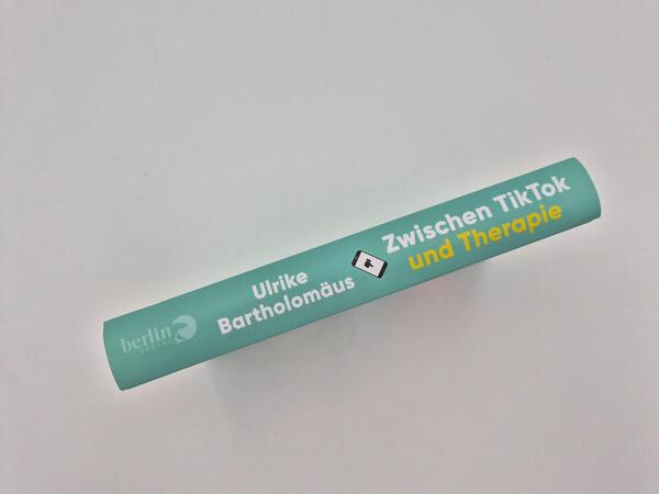 Außenansicht des Buches „Zwischen TikTok und Therapie“