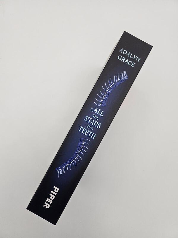 Außenansicht des Buches „All the Stars and Teeth“