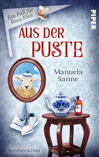Das Buchcover zeigt ein hellblaues, gemustertes Hintergrunddesign. Im Zentrum befindet sich ein runder Bilderrahmen mit einem Schaf in einem blauen Hut. Der Titel „AUS DER PUSTE“ ist in roten, auffälligen Buchstaben platziert. Darunter steht der Name der Autorin, „Manuela Sanne“, in einer eleganten Schrift. Zu sehen sind zudem ein Paar weiße Schuhe, ein Stück Geschirr und eine Flasche, die auf einem Tisch stehen. Oben links ist die textliche Angabe „Ein Fall für Rosa Fink“ und das Verlagslogo „PIPER“ sichtbar.