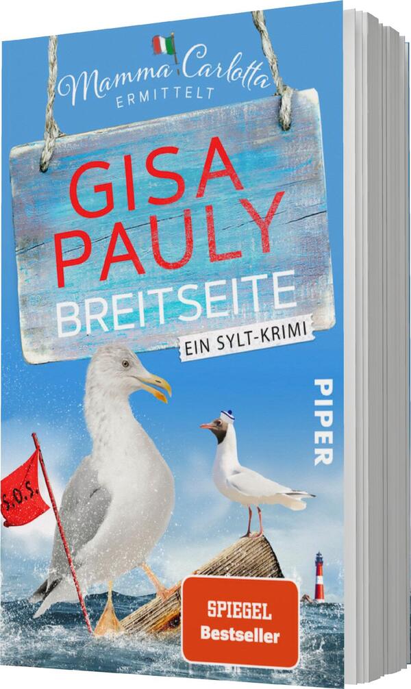 Das Buchcover zeigt einen hellblauen Himmel mit einer Holztafel, die an Kordeln hängt. Auf der Tafel steht in großen, roten Buchstaben „GISA PAULY“, darunter in weiß „BREITSEITE“ und in kleinerem Text „EIN SYLT-KRIMI“. Im Vordergrund sind zwei Möwen abgebildet, eine mit rot-weißem Wimpel. Am unteren Rand befindet sich das Logo des Verlags „PIPER“ in weiß. Die Atmosphäre vermittelt eine maritime Stimmung, die zum Schauplatz Sylt passt.