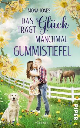 Das Buchcover zeigt ein romantisches Motiv mit einemPaar, das sich umarmt und küsst, im Vordergrund steht ein Labrador. Der Hintergrund präsentiert eine grüne Wiese mit einer weißen Zaunreihe und zwei Pferden. Oben sind große, verschnörkelte Buchstaben in dunklem Blau und Lila, die den Titel „Das Glück trägt manchmal Gummistiefel“ von Mona Jones abbilden. Die Farben sind hell und fröhlich, ergänzt durch gelbe Margeriten, die dem Cover eine sommerliche Atmosphäre verleihen.