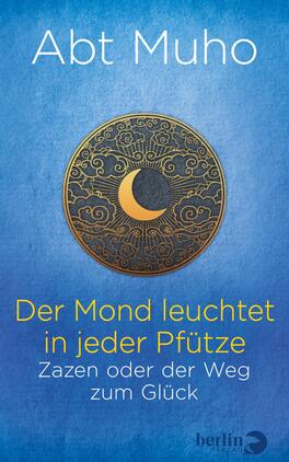 Das Buchcover zeigt einen sanften blauen Hintergrund, der den Himmel widerspiegelt. In der Mitte befindet sich ein goldfarbenes, kunstvoll gestaltetes Symbol mit einem Halbmond und Wolkenmotiven. Über dem Symbol steht der Autor „Abt Muho“ in einer klaren, weißen Schrift. Darunter steht der Titel „Der Mond leuchtet in jeder Pfütze“ in auffälligem, gelben Text, ergänzt durch den Untertitel „Zazen oder der Weg zum Glück“. Die Gesamtatmosphäre vermittelt Ruhe und Spiritualität.