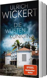 Das Buchcover zeigt ein dunkel gehaltenes Bild mit dramatischen, grauen Wolken, die eine spannungsgeladene Atmosphäre erzeugen. Im Vordergrund ist ein stilisiertes Gebäude mit weißen Wänden und einem filigranen Gitter zu sehen, umgeben von grünen Palmen. Der Titel „Die wüsten Königin“ steht in großer, heller Schrift, während der Autorennamen „Ulrich Wickert“ darüber in metallischem Silber hervorgehoben ist. Unten rechts befindet sich ein rotes Feld mit dem Text „SPIEGEL Bestseller-Autor“.