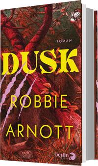 Das Buchcover zeigt eine düstere Natur-Szene mit kräftigen Rottönen, die eine geheimnisvolle Atmosphäre schaffen. In der Mitte prangt der Titel „DUSK“ in großen, gelben Buchstaben, der durch seine Farbwahl stark hervorsticht. Darunter steht der Name des Autors „ROBBIE ARNOTT“ in schlichter, weißer Schrift. Die Bearbeitung des Covers vermittelt ein Gefühl von Spannung und Abenteuer, unterstrichen durch Anzeichen von Kratzern, die dezent im Hintergrund angedeutet sind. Der Begriff „Roman“ ist in kleinerer Schrift sichtbar.
