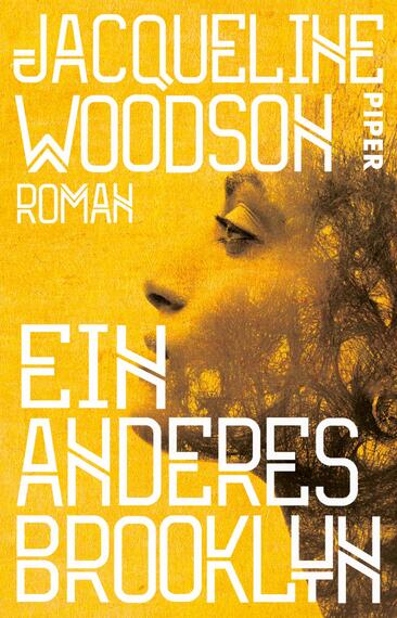 Das Buchcover zeigt das Porträt einer nachdenklichen Person mit lockigem Haar, deren Gesicht zur Seite geneigt ist. Der Hintergrund ist in einem kräftigen Gelbton gehalten, der eine warme Atmosphäre schafft. Der Titel „Ein anderes Brooklyn“ ist in großen, weißen, geometrischen Buchstaben am unteren Rand platziert, während der Name der Autorin „Jacqueline Woodson“ in einer anderen, versetzten Schriftart oben links steht. Unten rechts ist das Wort „Roman“ in kleinerer Schriftgröße zu finden.