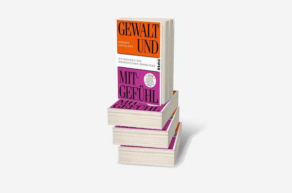 Bücherstapel des Buches „Gewalt und Mitgefühl“