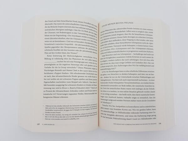 Innenansicht des Buches „Gewalt und Mitgefühl“