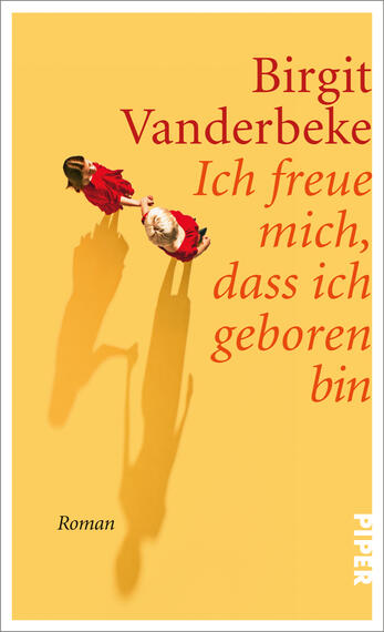 Das Buchcover zeigt einen gelben Hintergrund mit zwei darin abgebildeten Personen, die in roten Kleidern dargestellt sind. Die Figuren scheinen von oben fotografiert zu sein und spiegeln eine fröhliche Atmosphäre wider. Der Titel „Ich freue mich, dass ich geboren bin“ steht in großen, fließenden Schriftzügen in einem warmen Braunton, während der Name der Autorin Birgit Vanderbeke in demselben Farbton, jedoch in etwas größerer Schrift, darüber platziert ist. Am unteren Rand ist das Wort „Roman“ zu sehen.