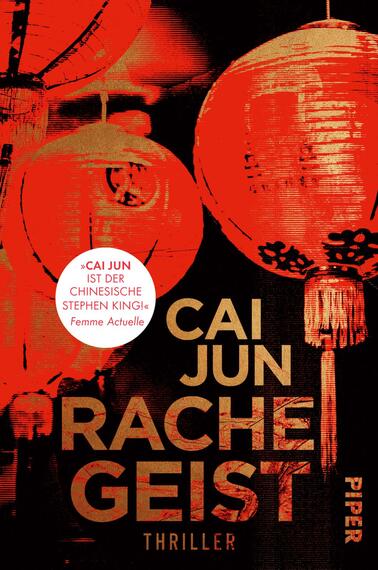 Das Buchcover zeigt eine dunkle, mysteriöse Atmosphäre, dominiert von leuchtenden, roten Laternen, die leicht verschwommen dargestellt sind. Der Titel „RACHEGEIST“ und der Autor „CAI JUN“ sind in großen, schwarzen Buchstaben platziert, wobei der Titel im unteren Drittel hervorsticht. Eine weiße Auszeichnung mit dem Text „CAI JUN IST DER CHINESISCHE STEPHEN KING“ ist schräg oben rechts auf dem Cover positioniert. Der Verlagname „PIPER“ ist unauffällig in der unteren Ecke zu finden.