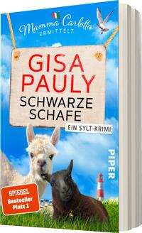 Das Buchcover zeigt eine idyllische Landschaft, in der ein schneeweißes Lama und ein schwarzes Schaf im Vordergrund stehen. Der Himmel ist strahlend blau mit einigen weißen Wolken. Über den Tieren hängt ein Schild mit dem Titel „SCHWARZE SCHAFE“ und dem Autorennamen „GISA PAULY“, beide in kräftigen roten Buchstaben. Darunter steht der Untertitel „Ein Sylt-Krimi“ in kleinerer Schrift. Im Hintergrund ist ein Leuchtturm zu sehen, der das maritime Thema des Buches unterstreicht.