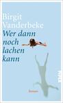 Das Buchcover zeigt einen hellblauen Hintergrund. In der Mitte schwebt ein Mädchen mit langen Haaren, das mit einem Arm ausgestreckt ist, während ihr Schatten in der unteren Bildhälfte zu sehen ist. Der Titel „Wer dann noch lachen kann“ steht in einer dynamischen Schriftart in Dunkelblau, während der Autorennamen „Birgit Vanderbeke“ in weißer, eleganter Schrift platziert ist. Unten rechts befindet sich das Verlagslogo „PIPER“, und der Zusatz „Roman“ ist in kleiner Schrift darunter.