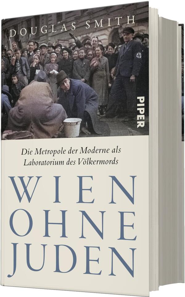 Das Buchcover zeigt im oberen Drittel eine historische, düster wirkende Schwarzweißaufnahme einer Menschenmenge in einem städtischen Hof, mit uniformiertem Wachposten rechts. Darüber steht der Autorenname Douglas Smith in weißen Versalien. Darunter auf cremefarbenem Grund die Unterzeile „Die Metropole der Moderne als Laboratorium des Völkermords“ und großformatig in blassem Blau serifige Versalien der Titel „Wien ohne Juden“. Insgesamt ernste, beklemmende Atmosphäre.
