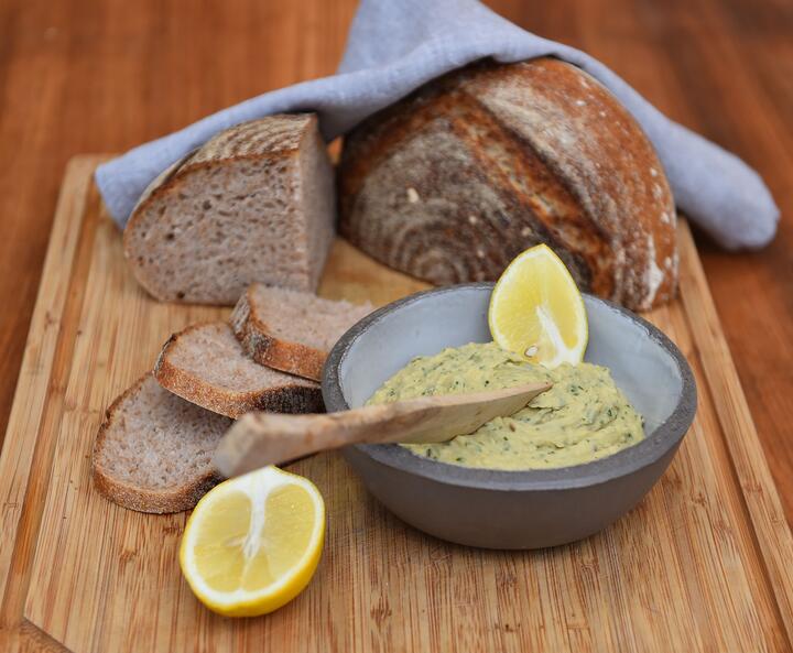 Brot mit Bohnenbutter