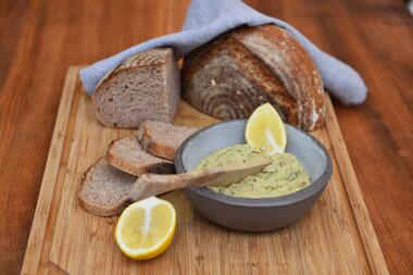 Brot mit Bohnenbutter