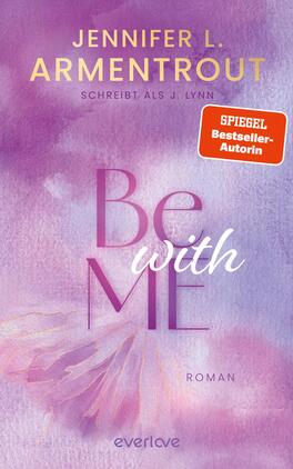 Be with Me Das Buchcover zeigt einen sanften Hintergrund in verschiedenen Lila- und Rosatönen, der an Aquarelltechnik erinnert. Im Vordergrund steht der Titel „Be with Me“ in geschwungener, weißer Schrift, wobei das Wort „with“ hervorgehoben und leicht geneigt ist. Oben links ist der Name der Autorin „Jennifer L. Armentrout“ in goldfarbener Schrift platziert, gefolgt von dem Hinweis „Schreibt als J. Lynn“. Oben rechts befindet sich ein rotes Feld mit dem Aufdruck „SPIEGEL Bestseller-Autorin“. Am unteren Rand steht in kleinerer Schrift „Roman“.