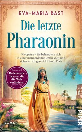 Das Buchcover zeigt eine stilisierte Darstellung von Kleopatra, die in einem goldenen, fließenden Kleid gekleidet ist. Sie steht selbstbewusst in einer Pflanzenschönheit, umgeben von antiken Tempeln und Palmen. Der Himmel ist in sanften Blautönen gehalten, was eine mystische Atmosphäre erzeugt. Der Titel „Die letzte Pharaonin“ ist in großer, eleganter Schrift in der Mitte platziert, während der Autorenname „Eva-Maria Bast“ oben steht. Der Untertitel beschreibt das Thema des Buches in prägnanter Form.