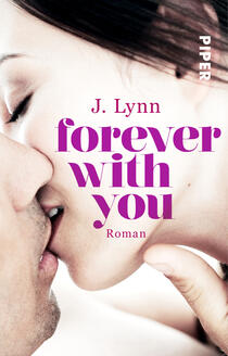 Das Buchcover zeigt ein enges, emotionales Paar, das sich im Kuss nähert. Die Farben sind sanft und warm, mit einem Fokus auf Hauttöne. Der Titel „forever with you“ ist in großer, kräftiger, pinker Schrift gehalten, während der Autor „J. Lynn“ darüber in einer dezenten Schriftart platziert ist. Der Zusatz „Roman“ ist in kleinerer Schrift an der Unterseite zu finden. Der Hintergrund ist hell und versprüht eine romantische Atmosphäre.