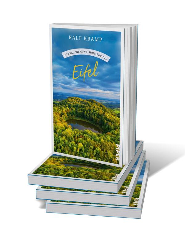 Bücherstapel des Buches „Gebrauchsanweisung für die Eifel“