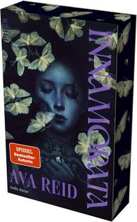 Das Buchcover zeigt ein düsteres, fast schwarzes Porträt eines blassblauen Mädchengesichts mit geschlossenen Augen, umgeben von schillernden, gelblich-grünen Schmetterlingen, die sich über Vorder- und Seitenfläche verteilen. Der Titel „Night Creatures“ erscheint groß, vertikal in lila Schrift; der Autorenname „Ava Reid“ steht unten in gleicher Farbe. Ein orangefarbener Aufkleber links mit weißer Schrift lautet „SPIEGEL Bestseller-Autorin“. Atmosphäre: geheimnisvoll, melancholisch, unheimlich.