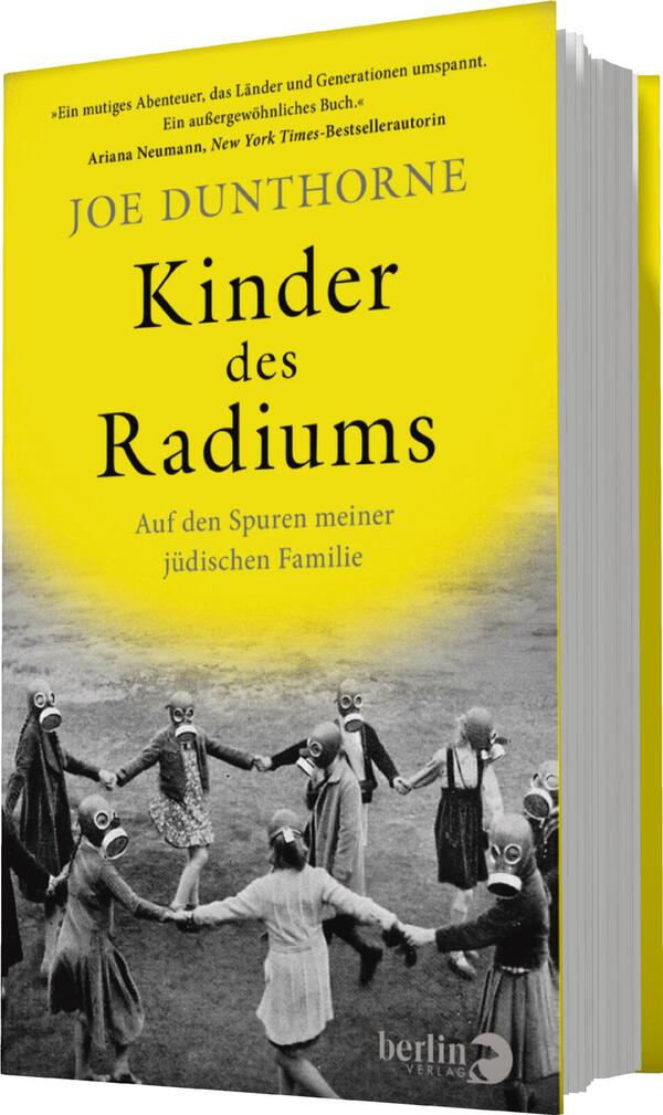 Das Buchcover zeigt einen lebhaft gelben Hintergrund mit dem Titel „Kinder des Radiums“ in großer, schwarzer Schrift. Darunter steht der Autor Joe Dunthorne in kleinerer Schrift. Das Cover vermittelt eine spannende und nachdenkliche Atmosphäre. In der unteren Hälfte sind stilisierte, schwarz-weiß dargestellte Figuren mit Masken abgebildet, die eine geheimnisvolle Stimmung erzeugen. Die Unterzeile „Auf den Spuren meiner jüdischen Familie“ bietet einen zusätzlichen thematischen Kontext.