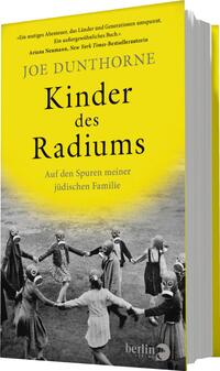 Das Buchcover zeigt einen lebhaft gelben Hintergrund mit dem Titel „Kinder des Radiums“ in großer, schwarzer Schrift. Darunter steht der Autor Joe Dunthorne in kleinerer Schrift. Das Cover vermittelt eine spannende und nachdenkliche Atmosphäre. In der unteren Hälfte sind stilisierte, schwarz-weiß dargestellte Figuren mit Masken abgebildet, die eine geheimnisvolle Stimmung erzeugen. Die Unterzeile „Auf den Spuren meiner jüdischen Familie“ bietet einen zusätzlichen thematischen Kontext.