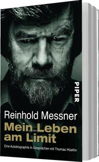 Das Buchcover zeigt ein großformatiges, grünlich-schwarz kontrastiertes Porträt von Reinhold Messner, ernst und nachdenklich mit markantem Bart. Oben links steht der Name „Reinhold Messner“ in weißer, sachlicher Schrift; darunter der Titel „Mein Leben am Limit“ in großer, goldfarbener, fetter Typografie. Untertitel in kleiner weißer Schrift nennt „Eine Autobiographie in Gesprächen mit Thomas Hüetlin“. Gesamteindruck: eindringlich, düster.