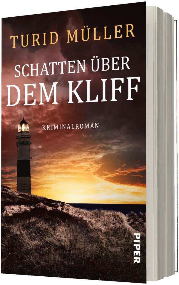 Das Buchcover zeigt einen stimmungsvollen Leuchtturm auf einem dunklen Klippenvorsprung vor einem dramatischen orange- bis rostfarbenen Sonnenuntergangshimmel; im Vordergrund dürres Gras. Titel „Schatten über dem Kliff“ in großer weißer Serifenschrift, darüber der Autor „Turid Müller“ in goldener Serifenschrift, darunter klein „Kriminalroman“ in weiß. Atmosphäre: düster, spannungsgeladen.