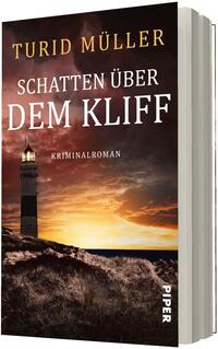Das Buchcover zeigt einen stimmungsvollen Leuchtturm auf einem dunklen Klippenvorsprung vor einem dramatischen orange- bis rostfarbenen Sonnenuntergangshimmel; im Vordergrund dürres Gras. Titel „Schatten über dem Kliff“ in großer weißer Serifenschrift, darüber der Autor „Turid Müller“ in goldener Serifenschrift, darunter klein „Kriminalroman“ in weiß. Atmosphäre: düster, spannungsgeladen.