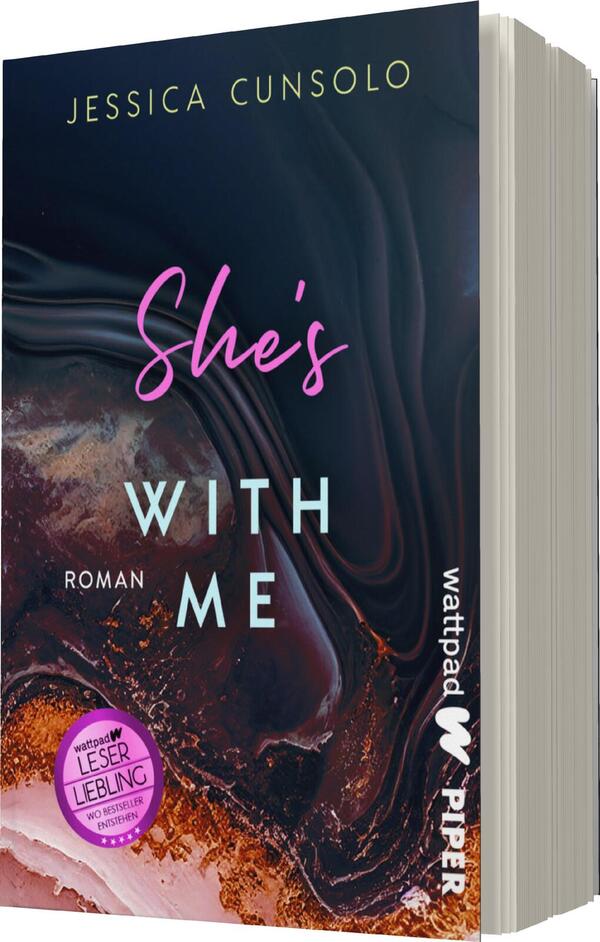 Das Buchcover zeigt eine geschmeidige, abstrakte Farbkomposition in tiefen Blau- und Violetttönen, die an bewegtes Wasser erinnert. Der Titel „She’s with me“ wird in einer geschwungenen Schriftart in hellen Pink- und Türkistönen hervorgehoben, während der Autorinnenname „Jessica Cunsolo“ elegant am oberen Rand platziert ist. Unten rechts befindet sich ein rundes Siegel mit dem Text „Wattpad Leserliebling“. Die Gesamtatmosphäre vermittelt eine Mischung aus Mystik und Anziehung.