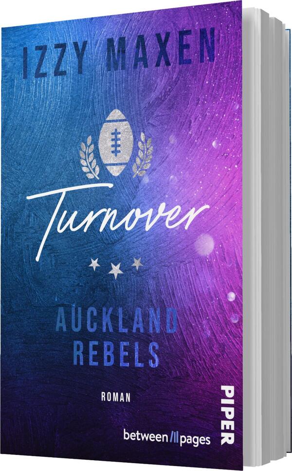 Das Buchcover zeigt einen sanften Farbverlauf von Blau zu Violett. In der oberen Hälfte steht der Name der Autorin Izzy Maxen in großen, klaren Buchstaben. Der Titel „Turnover“ ist in geschwungener, weißer Schrift prominent platziert. Unter dem Titel ist in blauer Schrift „AUCKLAND REBELS“ zentriert, gefolgt von der Bezeichnung „Roman“ in kleinerer Schrift. Zu beiden Seiten des Titels befinden sich stilisierte, goldene Lorbeerkränze. Die Atmosphäre vermittelt Dynamik und Sportlichkeit.
