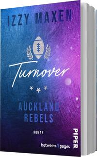 Das Buchcover zeigt einen sanften Farbverlauf von Blau zu Violett. In der oberen Hälfte steht der Name der Autorin Izzy Maxen in großen, klaren Buchstaben. Der Titel „Turnover“ ist in geschwungener, weißer Schrift prominent platziert. Unter dem Titel ist in blauer Schrift „AUCKLAND REBELS“ zentriert, gefolgt von der Bezeichnung „Roman“ in kleinerer Schrift. Zu beiden Seiten des Titels befinden sich stilisierte, goldene Lorbeerkränze. Die Atmosphäre vermittelt Dynamik und Sportlichkeit.