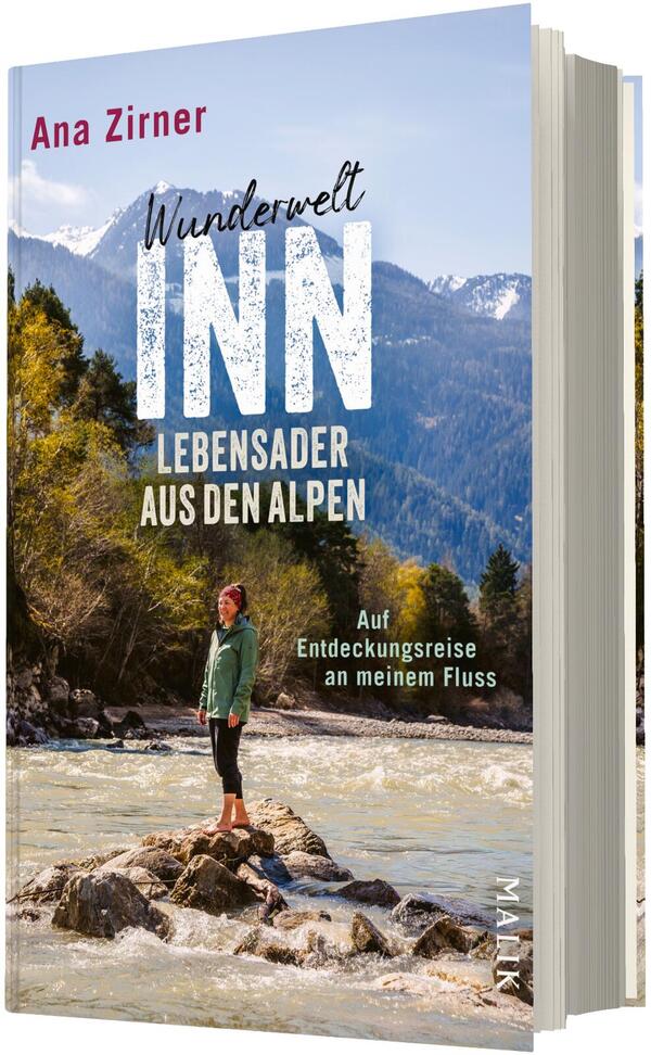 Das Buchcover zeigt eine Frau in grüner Jacke und dunkler Hose, stehend auf einem Felsen im flachen, schnell fließenden Gebirgsfluss Inn, umgeben von herbstlich gefärbten Bäumen und im Hintergrund schneebedeckte Alpenberge unter blauem Himmel. Oben links steht der Autorenname „Ana Zirner“ in roter Schrift; Titel groß in weißer, strukturierter Kapitälchen-Schrift: „Wunderwelt INN“, darunter in Beige „Lebensader aus den Alpen“ und kleiner: „Auf Entdeckungsreise an meinem Fluss“.