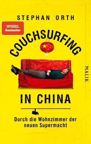Das Buchcover zeigt einen Mann, der lässig auf einer roten Couch liegt. Der Hintergrund ist leuchtend gelb. Oben steht in großen, schwarzen Buchstaben der Titel „COUCHSURFING IN CHINA“. Darunter befindet sich der Untertitel „Durch die Wohnzimmer der neuen Supermacht“ in kleinerer Schrift. Ein rotes chinesisches Laternenmotiv ist zentral platziert. Am oberen linken Rand ist ein Aufkleber mit dem Text „SPIEGEL Bestseller“ zu sehen. Der Autor ist als „Stephan Orth“ angegeben.