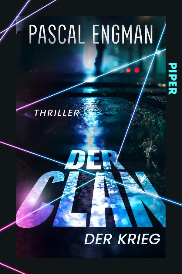 Das Buchcover zeigt eine nächtliche, nasse Straßenfläche mit verschwommener Personensilhouette im Hintergrund und reflektierenden Blau- und Violetttönen; diagonale neonartige Linien in Cyan und Magenta durchkreuzen das Bild. Oben steht der Autorenname „PASCAL ENGMAN“ in schlanker Großbuchstabenschrift, mittig der großflächige, texturierte Titel „DER CLAN“, unten der Untertitel „DER KRIEG“ sowie klein links „Thriller“. Stimmung: düster, spannungsgeladen.