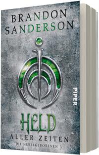 Das Buchcover zeigt einen rauen grauen Metall-/Betonhintergrund, mittig ein silbern-metallisches, runenartiges Emblem mit grünen Edelstein- bzw. Glasfüllungen. Oben der Autorenname „BRANDON SANDERSON“ in großen Großbuchstaben, teilweise grün akzentuiert; mittig der Titel „HELD“ in leuchtendem Grün, darunter „ALLER ZEITEN“ und die Serie „DIE NEBELGEBORENEN 3“ in kleineren Großbuchstaben. Atmosphäre: düster, episch, mystisch.
