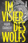 Das Buchcover zeigt einen düsteren Hintergrund, auf dem ein detaillierter Polizeistern in der Mitte hervorgehoben wird. Der Titel „IM VISIER DES WOLFS“ erscheint in großen, leuchtend gelben Buchstaben, was einen starken Kontrast zur grauen Farbpalette bildet. Darunter ist der Name des Autors, Mark Fahnhert, in schlichtem Weiß platziert. Die Schriftart ist modern und markant, was die spannungsgeladene Atmosphäre des Thrillers unterstreicht. Am oberen Rand ist das Verlagslogo „PIPER“ zu sehen.