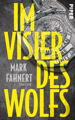 Das Buchcover zeigt einen düsteren Hintergrund, auf dem ein detaillierter Polizeistern in der Mitte hervorgehoben wird. Der Titel „IM VISIER DES WOLFS“ erscheint in großen, leuchtend gelben Buchstaben, was einen starken Kontrast zur grauen Farbpalette bildet. Darunter ist der Name des Autors, Mark Fahnhert, in schlichtem Weiß platziert. Die Schriftart ist modern und markant, was die spannungsgeladene Atmosphäre des Thrillers unterstreicht. Am oberen Rand ist das Verlagslogo „PIPER“ zu sehen.