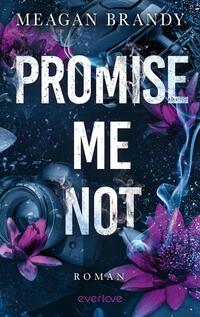 Das Buchcover zeigt eine dunkle, mystische Atmosphäre mit einem tiefblauen Hintergrund. Im Mittelpunkt steht der Titel „PROMISE ME NOT“ in großen, weißen Buchstaben, die grafisch hervorgehoben sind. Um den Titel herum sind zarte, lila Wasserlilien und Rauch-Elemente angeordnet, die eine gewisse Leichtigkeit vermitteln. Auf der linken Seite ist eine Kamera sichtbar, die einen hintenden Bezug zur Handlung suggeriert. Der Verfassername „MEAGAN BRANDY“ ist in eleganten, goldenen Buchstaben am oberen Rand platziert.