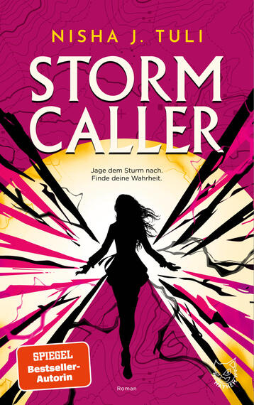 Das Buchcover zeigt vor einem magentafarbenen Hintergrund eine schwarze Silhouette einer laufenden jungen Frau vor einer leuchtend gelben Sonne; von ihr gehen dynamische, gebrochene Strahlen in Schwarz, Weiß und Pink aus. Oben steht in gelber Großschrift der Autorenname „Nisha J. Tuli“, darunter groß und weiß der Titel „STORM CALLER“. Mittig kleinerer Untertext „Jage dem Sturm nach. Finde deine Wahrheit.“ Unten links ein oranger Button mit dem Text „SPIEGEL Bestseller-Autorin“.